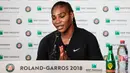 Petenis AS, Serena Williams menggelar konferensi pers pengunduran dirinya dari Prancis Terbuka di Roland Garros, Paris, Senin (4/6). Dengan kemunduran Serena, Maria Sharapova pun berhasil lolos ke perempat final dengan cuma-cuma. (Pauline BALLET/FFT/AFP)