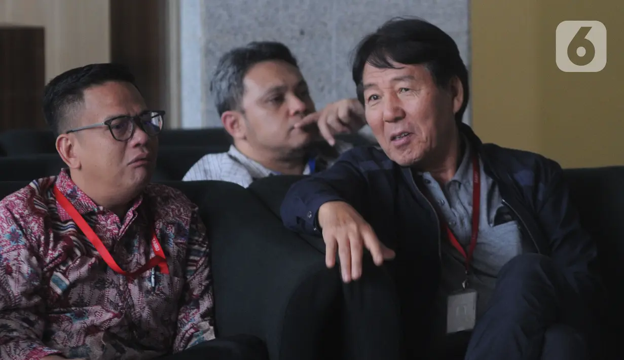 General Manager Hyundai Engineering Construction, Henry Jung (kanan) berada di ruang tunggu sebelum pemeriksaan di gedung KPK,  Kamis (5/12/2019). Henry Jung diperiksa sebagai tersangka dugaan suap proses perizinan proyek Pembangkit Listrik Tenaga Uap (PLTU) 2 Cirebon.(merdeka.com/Dwi Narwoko)