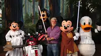 George Lucas bersama tokoh kartun Disney didandani kostum Star Wars. (dok.istimewa)