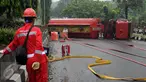 Petugas pemadam api dari Pertamina melihat kondisi truk tangki BBM yang terbalik di ruas Jalan Tegar Beriman Kabupaten Bogor, Jumat (15/4/2016). Menurut warga, truk tangki terbalik sekitar pukul 05.00 dini hari. (Liputan6.com/Helmi Fithriansyah)