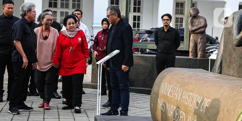 Ketika Megawati Soekarnoputri Sambangi Pameran Patung dan Aktivisme