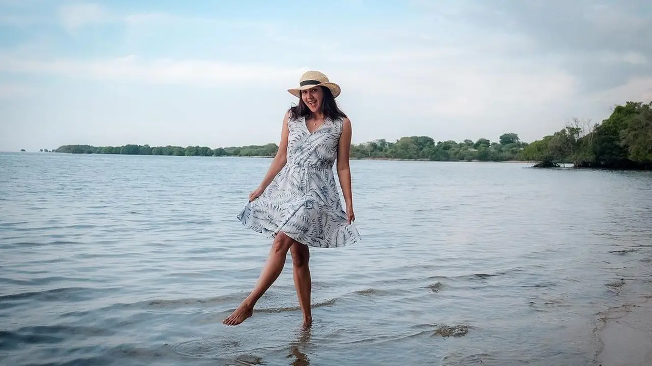 Momen Liburan Donna Agnesia di Pulau Menjangan, Tanpa Darius Sinathrya