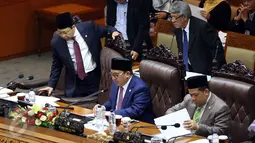 Fadli Zon (tengah) saat memimpin Rapat Paripurna DPR RI Ke-18 Masa Sidang III Tahun Sidang 2016-2017 di Kompleks Parlemen, Senayan, Jakarta, Kamis (23/2). Sidang tersebut membahas Penutupan Masa Sidang dan sejumlah agenda RUU (Liputan6.com/Johan Tallo)