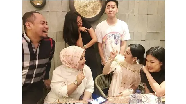 6 Potret Kedekatan Syahrini dan Oline Mendeng 'Sitkom OB', Hadir di Baby Shower
