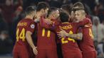 Para pemain AS Roma merayakan gol yang dicetak oleh Diego Perotti ke gawang Qarabag pada laga Liga Champions di Stadion Olimpico, Roma, Rabu (6/12/2017). AS Roma Menang 1-0 atas Qarabag. (AP/Alessandra Tarantino)