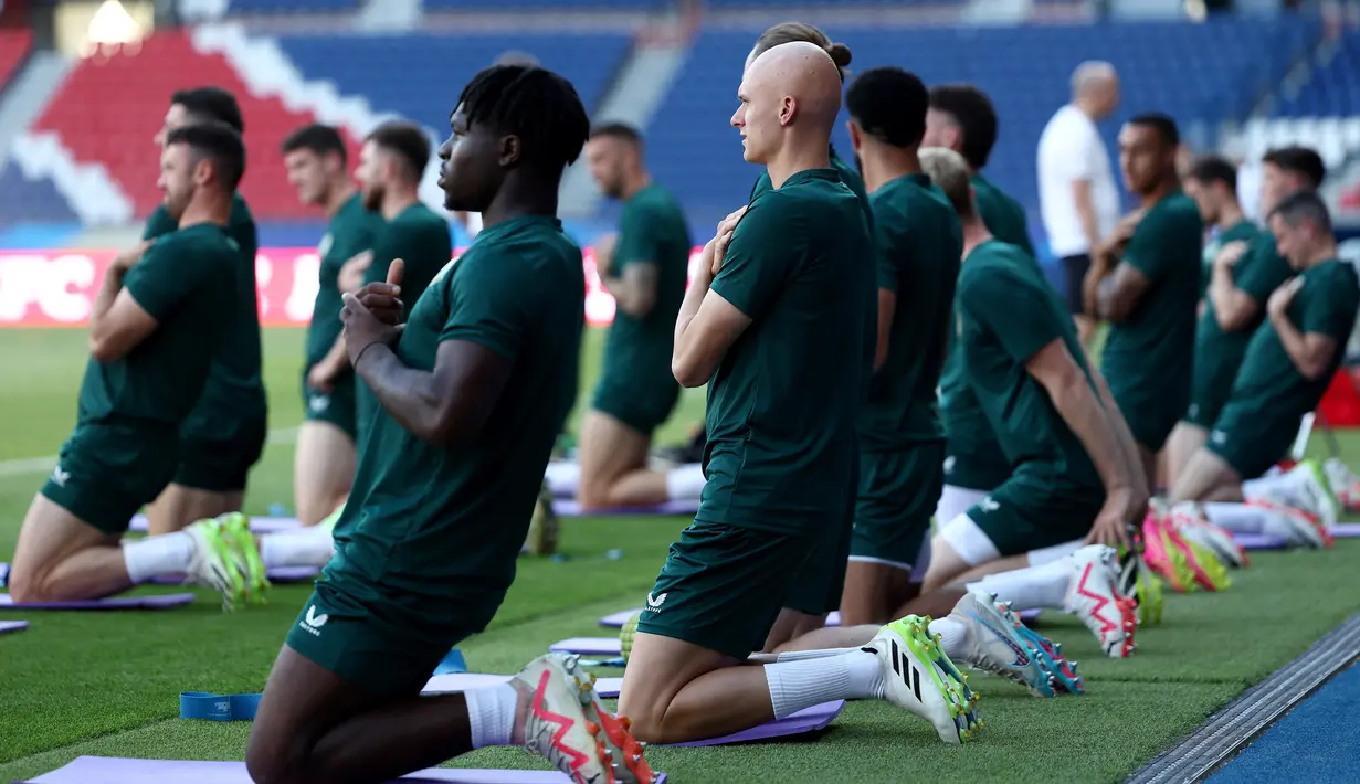The Boys in Green--julukan Irlandia--tidak diperkuat striker andalan Evan Ferguson lantaran cedera lutut. (Photo by FRANCK FIFE / AFP)