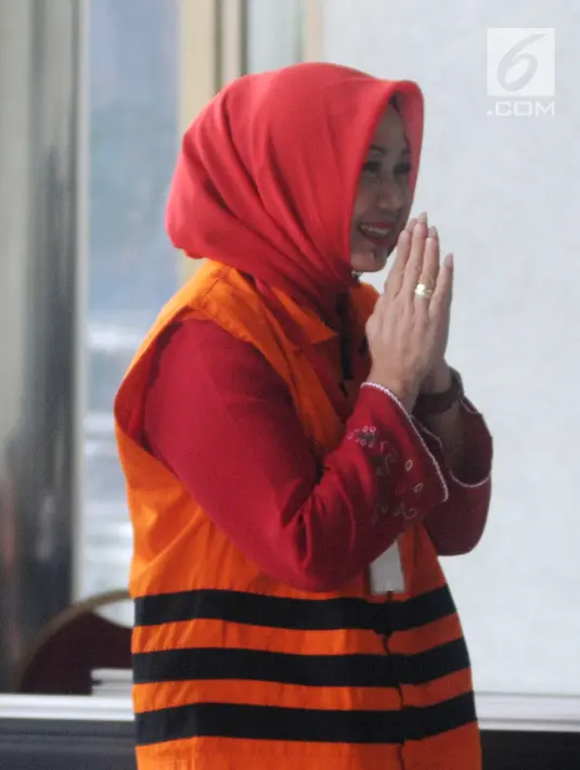 Istri muda Bupati Bengkulu Selatan Dirwan Mahmud, Hendrati saat tiba di Gedung KPK, Jakarta, Rabu (23/5). Ini merupakan pemeriksaan perdana Hendrati pascapenahanan setelah terjaring OTT KPK. (Merdeka.com/Dwi Narwoko)