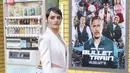 Aktris AS Joey King berpose saat menghadiri pemutaran perdana "Bullet Train" di Los Angeles di teater Regency Village di Westwood, California (1/8/2022). Bintang Kissing Booth ini memamerkan belahan dadanya yang gagah dalam tampilan yang menakjubkan, dilengkapi dengan kalung panjang berwarna perak. (AFP Photo/Michael Tran)