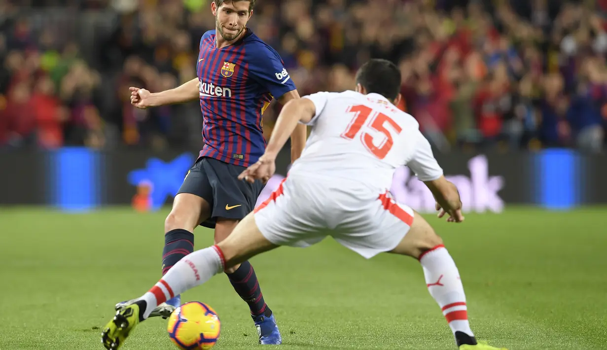 Bek Barcelona, Sergi Roberto melakukan operan pada laga lanjutan La Liga yang berlangsung di stadion Camp Nou,  Senin (14/1). Barcelona menang 1-0 atas Eibar (AFP/Lluis Gene)