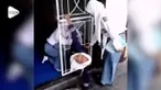 Ada-ada kelakuan siswi SMA ini, tubuhnya terjepit di antara teralis besi. Melihat keadaannya, sejumlah siswi lain tak kuasa menahan tawa.
