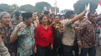 Menteri Kelautan dan Perikanan Susi Pudjiastuti menemui nelayan yang berunjuk rasa di depan Istana Merdeka, Jakarta Pusat, Rabu (17/1/2018). (Liputan6.com/Nanda Perdana Putra)