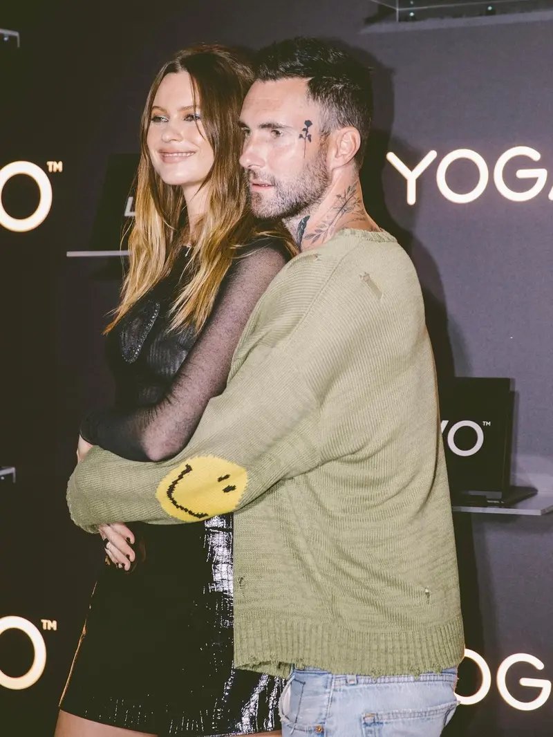 6 Potret Mesra Adam Levine dan Behati Prinsloo yang Kini Diterpa Isu Perselingkuhan