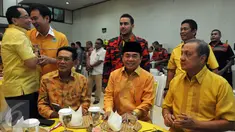 Bakal calon ketua umum Partai Golkar, Ade Komarudin (peci hitam) saat menghadiri kegiatan sosialisasi Panitia Pengarah Musyawarah Nasional Luar Biasa Partai Golkar di Kantor DPP Partai Golkar, Jakarta, Senin (2/5/2016). (Liputan6.com/Johan Tallo)