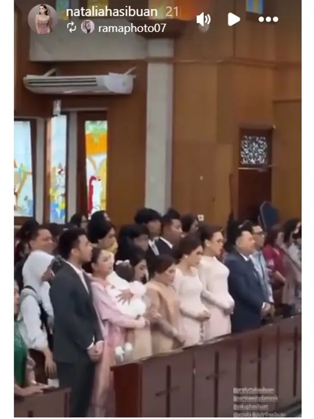 6 Potret Jessica Mila di Pembaptisan Putrinya, Padukan Songket dan Kebaya Pink