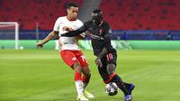 Pemain Liverpool Sadio Mane (kanan) memperebutkan bola dengan pemain RB Leipzig Tyler Adam pada leg pertama babak 16 besar Liga Champions di Stadion Ferenc Puskas, Budapest, Hungaria, Selasa (16/2/2021). Liverpool menang 2-0. (Tibor Illyes/MTI via AP)