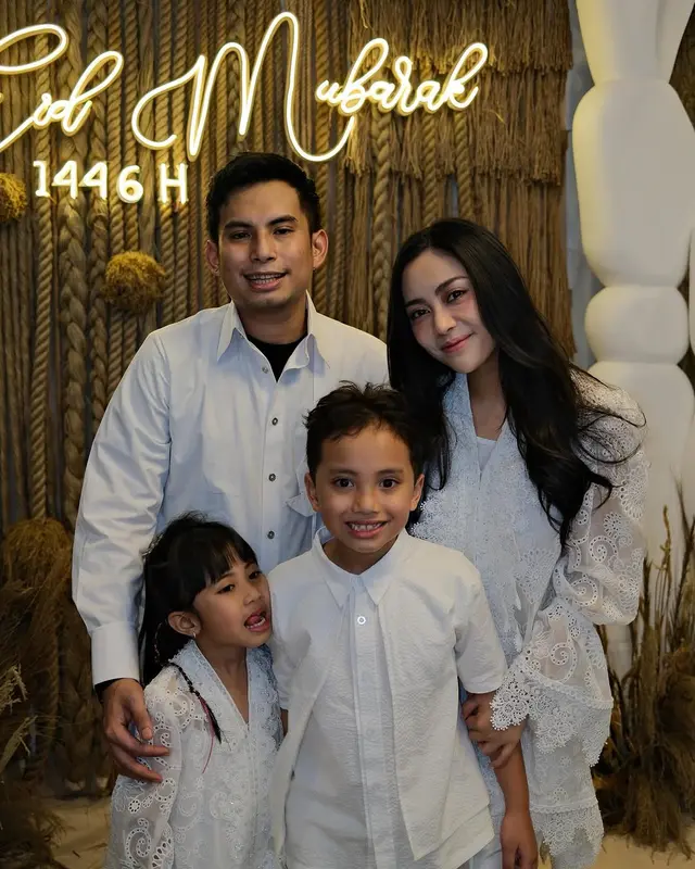 Potret 7 artis rayakan Lebaran 2025 bareng mantan pasangan, Desta & Natasha Rizky kompak berbaju biru