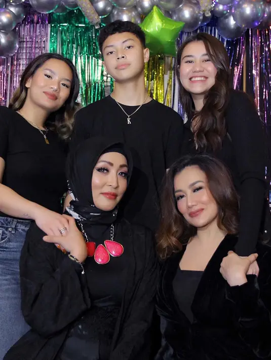 Momen Angelina Sondakh dan Reza Artamevia bareng tiga anaknya ini merupakan momen langka. Di mana momen tersebut jarang terjadi karena kesibukan pekerjaan masing-masing. Kebersamaan itu pun menuai pujian dari warganet. Banyak yang merasa adem melihat momen akrab keluarga yang penuh kehangatan. (Liputan6.com/IG/@angelinasondakh09)