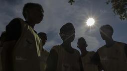 Pemain SSB Tulehu Putra mendengarkan instruksi sebelum melawan SSB Masariku pada Liga Remaja UC News di Lapangan Masariku Yonif 733, Ambon, Selasa (28/11/2017). SSB Tulehu Putra menang 2-2 (4-2) atas SSB Masariku. (Bola.com/Peksi Cahyo)