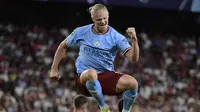 Ekspresi kegembiraan striker Manchester City, Erling Haaland, saat laga kontra Sevilla pada matchday pertama Grup G Liga Champions 2022/2023 di Stadion Ramon Sanchez Pizjuan, Rabu (7/9/2022) dini hari WIB. (Cristina Quicler/AFP)