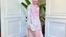 Tampil manis dengan padu padan blus warna pink-biru pastel dengan hijab warna pink pastel. Gemas! [Instagram/shireensungkar]