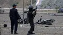 Anggota pasukan keamanan Maroko menembakkan gas air mata ke arah massa yang berkumpul di lokasi bentrokan dekat Fnideq, di perbatasan Maroko-Spanyol, Jumat, 31 Juli 2026. (AFP/  Abdel Majid Bziouat)