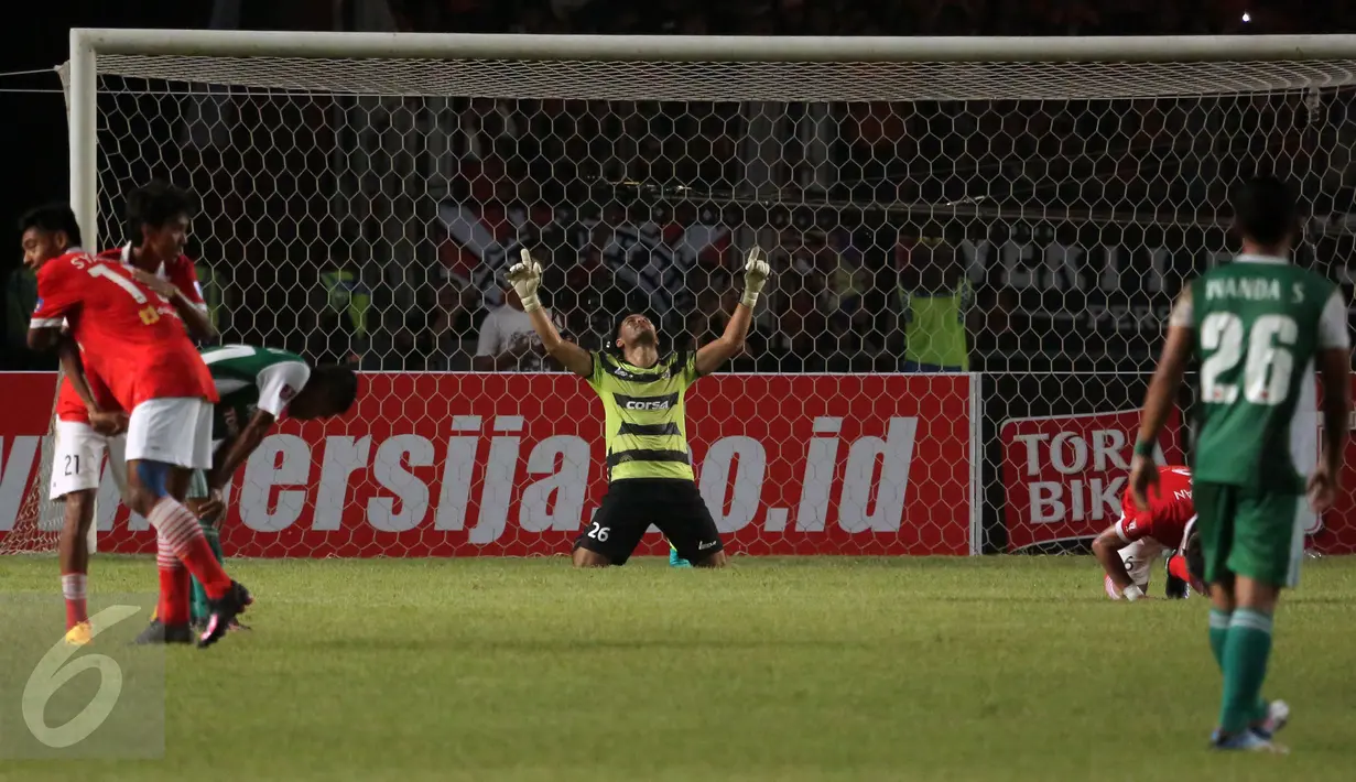 Penjaga gawang Persija, Andritany (tengah) mengangkat tangan usai menumbangkan PS TNI di lanjutan Torabika Soccer Championship presented by IM3 Ooredoo di Stadion GBK Jakarta, Jumat (10/6). Persija unggul 1-0 atas PS TNI. (Liputan6.com/Helmi Fithriansyah)