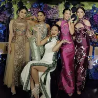 Felicia Hutapea Kenakan Cheongsam saat Upacara Sangjit Kedua Saudara Laki-lakinya. [@feliciahutapeaaa]