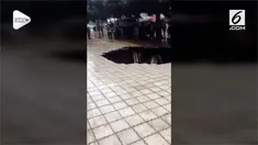 Sebuah video rekaman CCTV menunjukkan detik-detik sebuah lubang pembuangan runtuh dan menewaskan pejalan kaki.