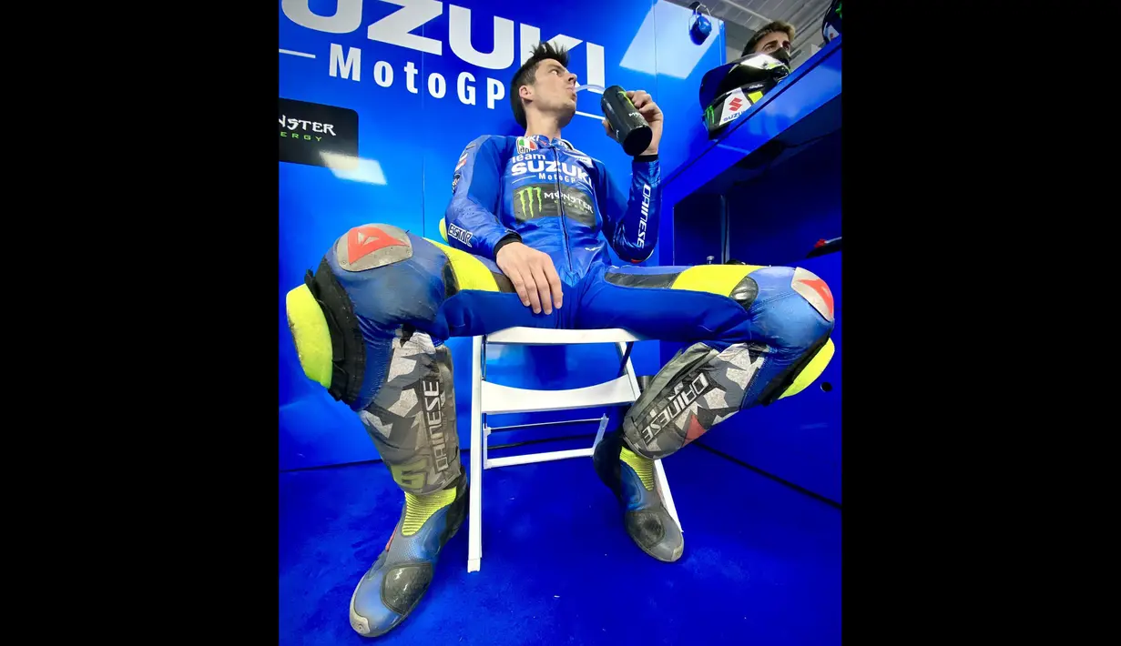 Hal tersebut terjadi akibat hujan yang mengguyur sirkuit semalaman membuatnya menjadi kotor, air membawa debu dan pasir menutupi aspal. (@suzukimotogp)