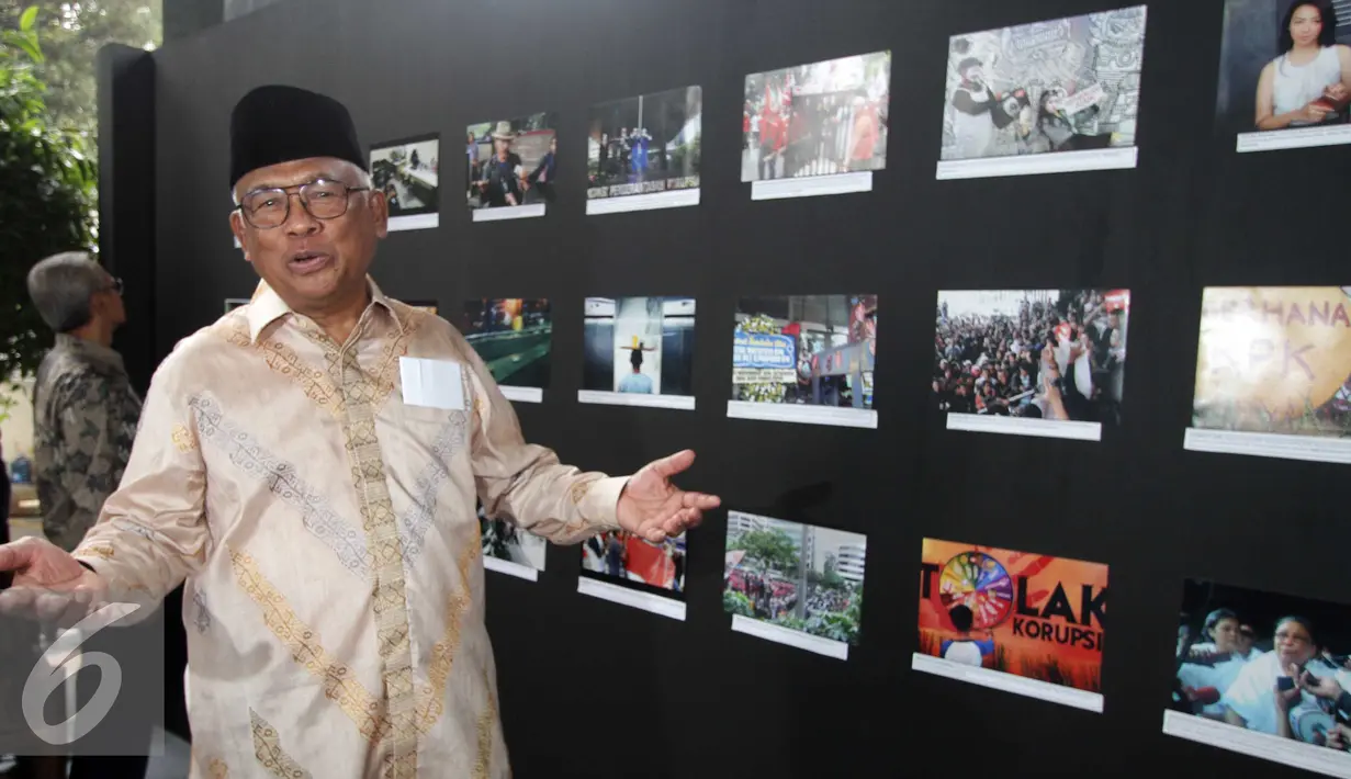 Mantan pimpinan KPK, Taufiqurahman Ruki melihat pameran foto di Jakarta, Selasa (29/12). Pameran foto yang bertajuk Mata Selular Antirasuah tersebut menggambarkan kegiatan-kegiatan di KPK dan di Pengadilan Tipikor Jakarta. (Liputan6.com/Helmi Afandi)