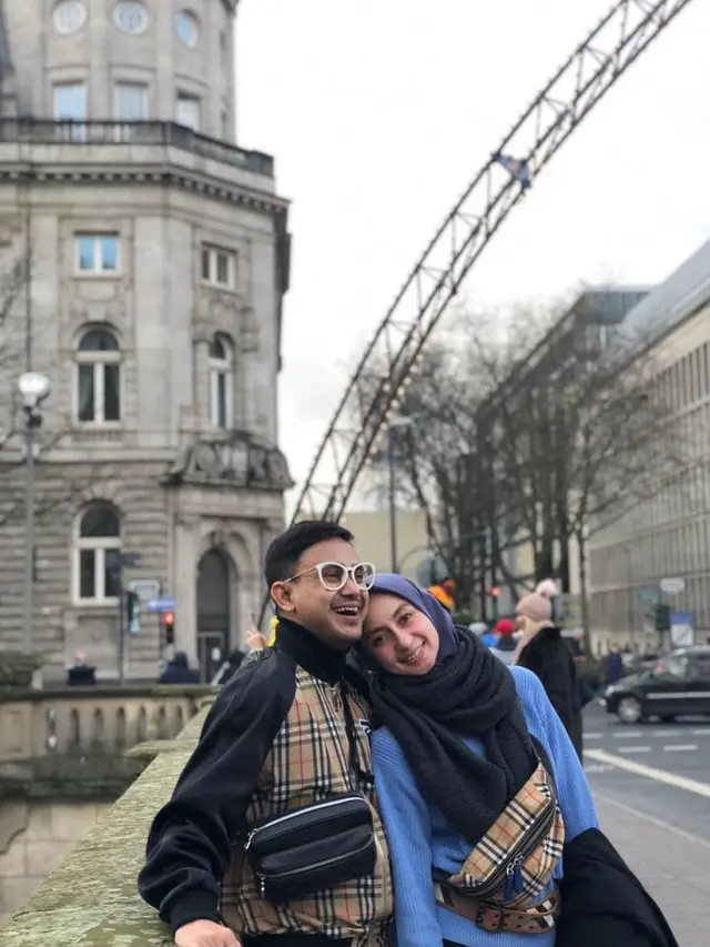 Potret mesra Ramzi dan istri