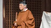 Kaisar Jepang Akihito bersiap untuk melakukan ritual di Istana Kekaisaran, Tokyo, Jepang, Selasa (12/3). Kaisar Akihito akan digantikan oleh putra sulungnya, Putra Mahkota Naruhito. (Imperial Household Agency of Japan via AP)