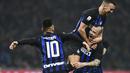 Kegembiraan pemain Inter Milan usai Nainggolan mencetak gol kemenangan pada laga lanjutan Liga Italia Serie A yang berlangsung di stadion Giuseppe Meazza, Milan, Senin (18/2). Inter Milan menang 2-1 atas Sampdoria. (AFP/Miguel Medina)