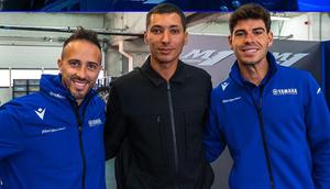 Toprak Razgatliouglu (tengah) bersama dua pembalap test rider Yamaha: Andrea Dovizioso dan Raul Fernandez. (Crash.net)