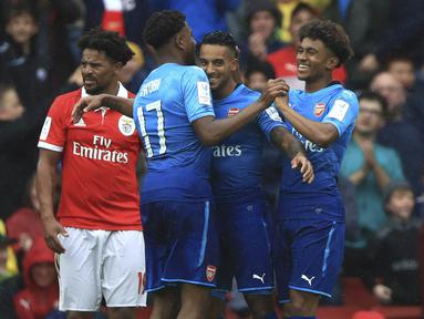 Para pemain Arsenal merayakan gol yang dicetak Theo Walcott ke gawang Benfica pada laga Emirates Cup di Stadion Emirates, London, Sabtu (29/7/2017). Arsenal menang 5-2 atas Benfica). (AP/John Walton) 