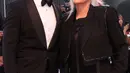 Hugh Jackman (kiri) dan Deborra-Lee Furness berpose untuk fotografer setibanya di pemutaran perdana film 'The Son' selama Festival Film Venesia edisi ke-79 di Venesia, Italia, Rabu (8/9/2022). Jackman hadir ditemani sang istri Deborra-Lee Furness yang tampil cantik menggunakan pakaian berwarna hitam. (Joel C Ryan/Invision/AP)
