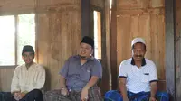 Ketua GP Ansor Bangkalan, KH Hasani Zubair (tengah) saat menghadiri pengajian di Kecamatan Geger, Kabupaten Bangkalan. (liputan6.com/Musthofa Aldo)