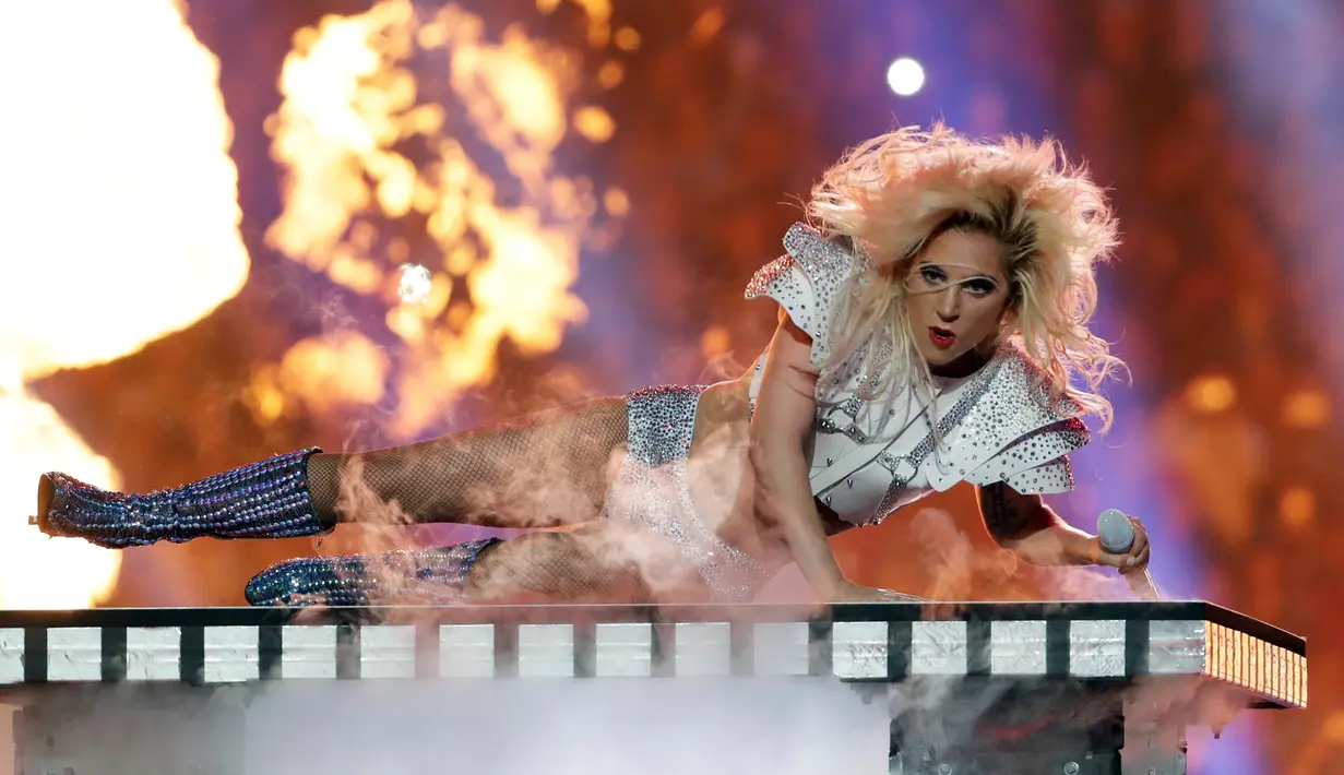 Aksi penyanyi Lady Gaga saat menghibur penonton disela pertandingan NFL Super Bowl 51 football game antara tim Atlanta Falcons melawan New England Patriots, di Houston, AS, (5/2). (AP Photo/Matt Slocum)