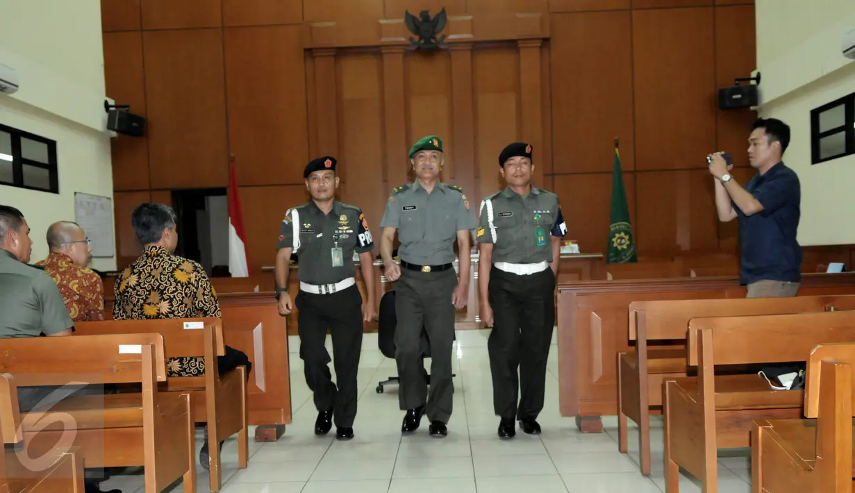 Terdakwa Brigjen Teddy Hernayadi (tengah) meninggalkan ruang sidang usai mengikuti pembacaan vonis di Pengadilan Militer Jakarta, Rabu (30/11). Majelis hakim menjatuhkan vonis hukuman penjara seumur hidup kepada Brigjen Teddy. (Liputan6.com/Helmi Afandi)