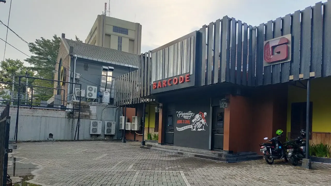 Cafe Bc Makassar dikabarkan bebas jualan minuman beralkohol meski letaknya berhadapan langsung dengan sekolah (Liputan6.com/ Eka Hakim)