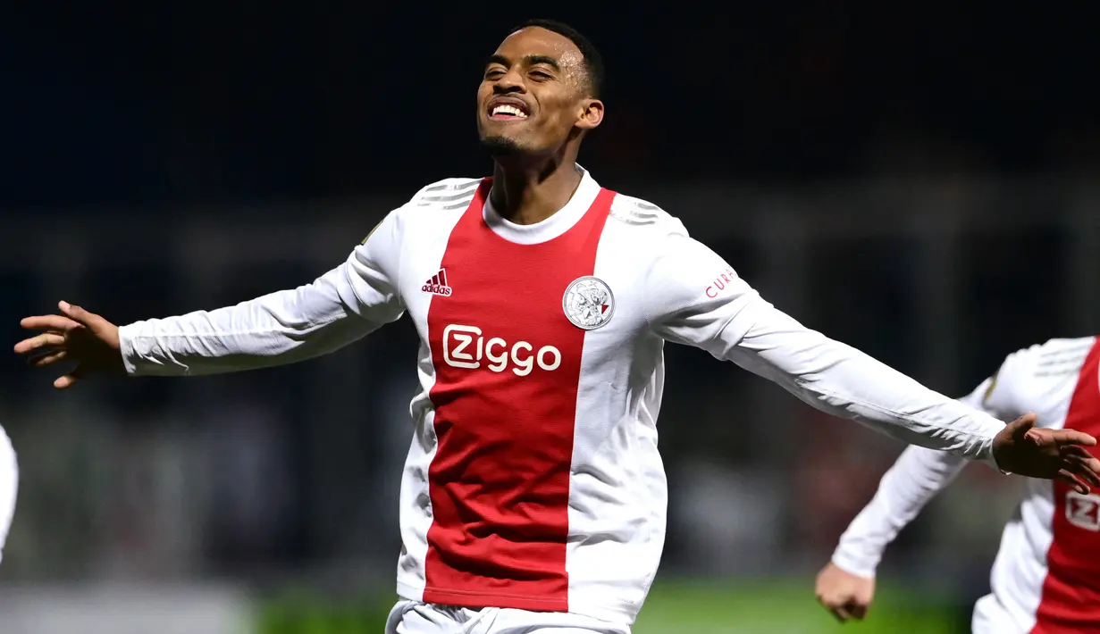 Ryan Gravenberch. Gelandang Belanda berusia 20 tahun ini baru saja didatangkan Bayern Munchen dari Ajax Amsterdam dengan nilai transfer 18,5 juta euro atau setara Rp280 miliar dengan durasi kontrak hingga Juni 2027. Selama 4 musim berseragam Ajax, ia total tampil dalam 102 laga di semua ajang dengan torehan 12 gol dan 13 assist. (AFP/ANP/Olaf Kraak)