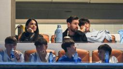 La Pulga ditemani oleh sang istri, Antonella Roccuzzo bersama anaknya. (AFP/Chandan Khanna)