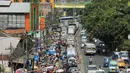 Sejumlah kendaraan memadati kawasan di pasar Tanah Abang, Jakarta, Selasa, (9/6/2015). Menjelang Ramadan Banyaknya pedagang kaki lima (PKL) yang menggelar dagangan di pinggir jalan menyebabkan daerah Tanah Abang macet. (Liputan6.com/Helmi Afandi)