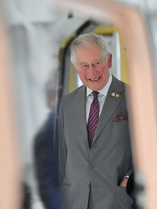 File foto 21 Februari 2020, Pangeran Charles naik ke atas kereta yang sedang dibangun saat mengunjungi pabrik kereta CAF di Newport, Wales. Pangeran Charles yang kini berusia 71 tahun positif tertular corona (COVID-19) dan sedang menjalani karantina di Skotlandia. (Ben Birchall / POOL / AFP)