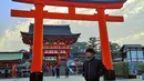Enggak cuma berkunjung di California, pemain film Kuntilanak 2 ini juga berkunjung di Negeri Sakura. Tak lupa, pria berwajah tampan ini mengunjungi salah satu kuil terkenal di Jepang yakni Fushimi Inari Taisha. (Liputan6.com/IG/ibnujamilo)