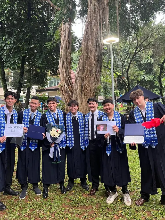 Potret Wisuda Marciano Nicholas Anak Diah Permatasari, Penuh dengan Tangisan Haru