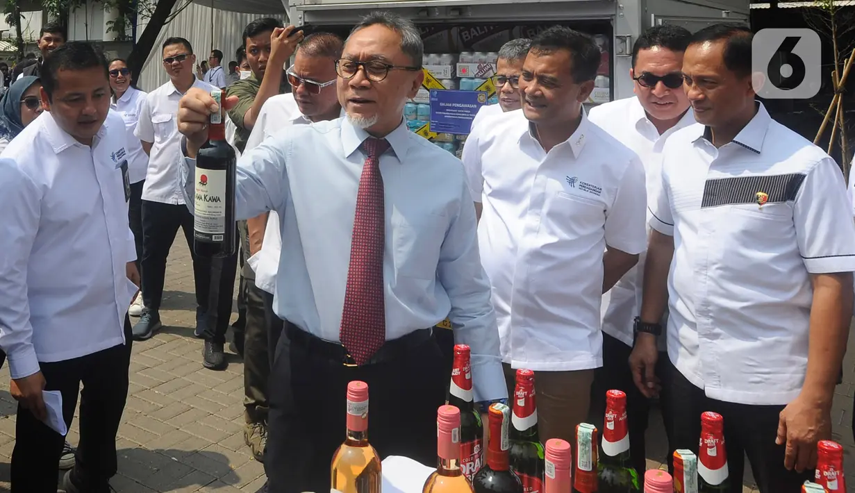 Menurut Zulhas, demikian sapaan akrabnya, rata-rata barang temuan itu tidak memiliki Laporan Surveyor (LS), Nomor Pendaftaran Barang (NPB), tidak ber-SNI dan tidak memiliki layanan purna jual. (merdeka.com/Arie Basuki)