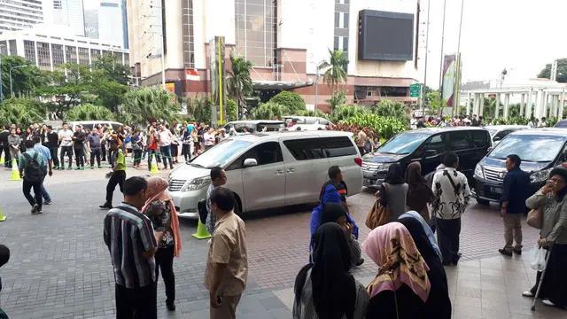 Jakarta Digoyang Gempa, Karyawan Berhamburan