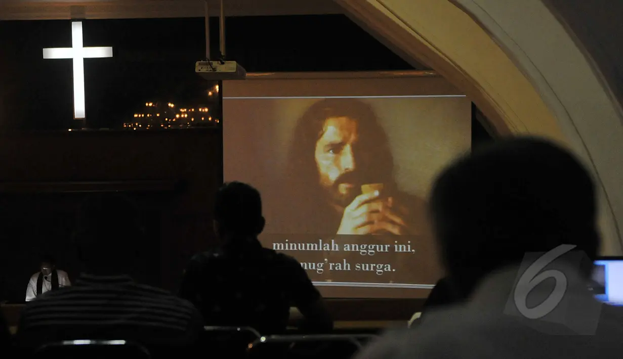 Suasana perayaan Jumat Agung di GPIB Effatha, Jakarta, Jumat (3/4/2015). Umat Kristiani di seluruh dunia merayakan tiga hari masa Paskah untuk mengenang Yesus yang disalib, mati, dan bangkit. (Liputan6.com/Johan Tallo)