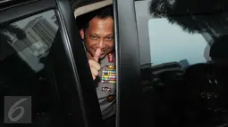 Kapolri  Jenderal (Pol) Tito Karnavian mengacungkan jempol saat memasuki mobil usai berkunjung di Gedung  KPK, (19/8). Dalam kunjungannya Tito  bertemu dan berbicara dengan pimpinan dan penyidik KPK. (Liputan6.com/Helmi Afandi)